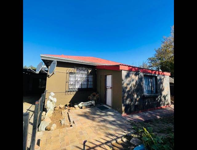 8 BEDROOM HOUSE FOR SALE IN BOKSBURG SOUTH